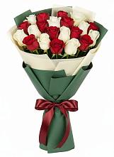 Букет Микс из красных и белых роз в Вадинске