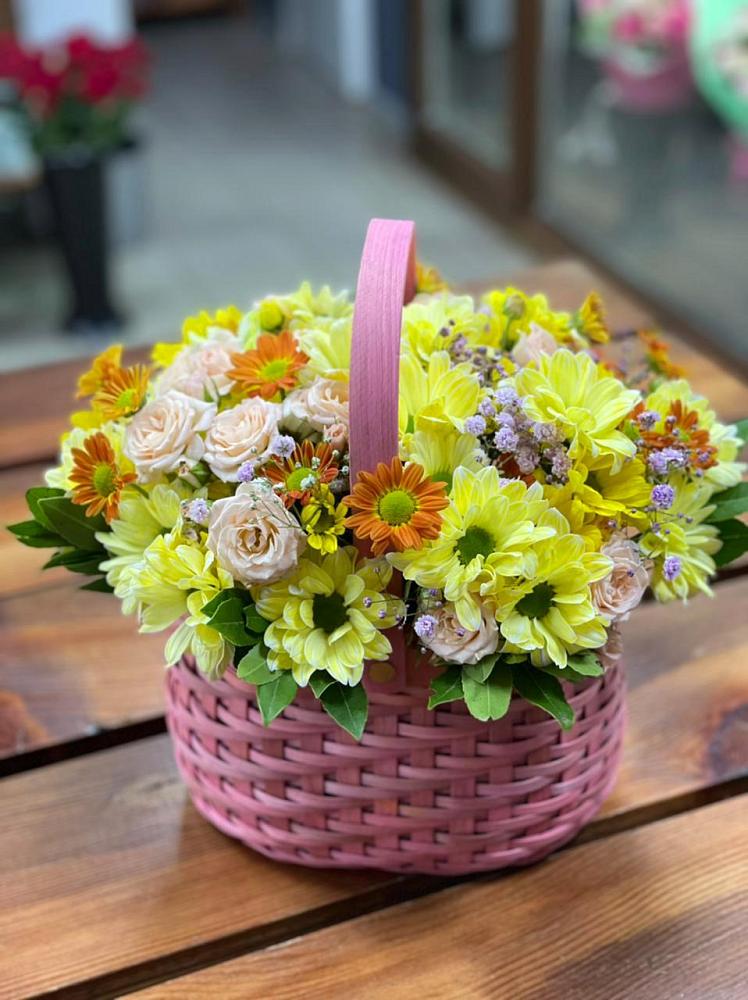 Цветочная композиция из Хризантемы и Розы в корзине в Вадинске
