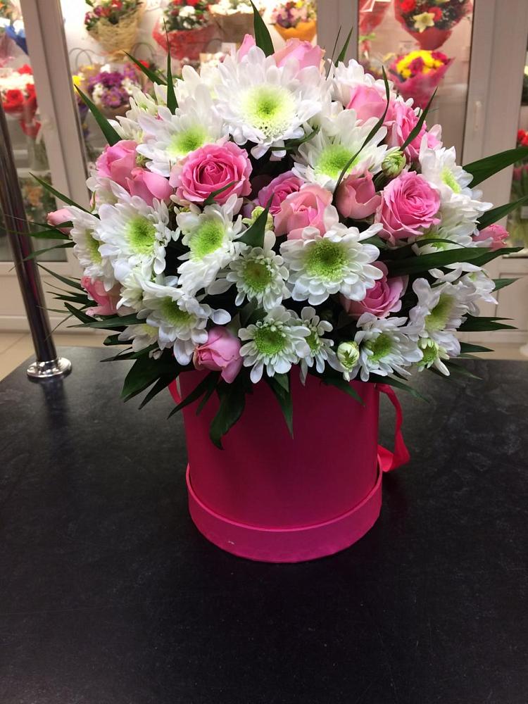 Цветочная композиция из Розы и Хризантемы в шляпной коробке в Вадинске