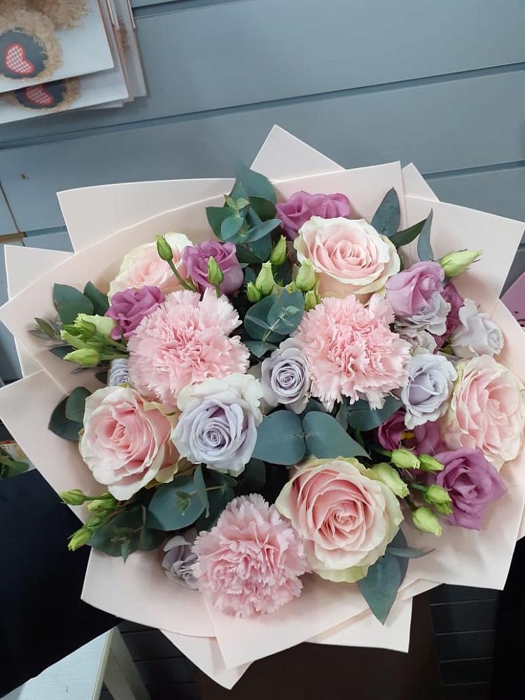 Букет цветов из: Розы, Гвоздики и Лизиантусы в Вадинске